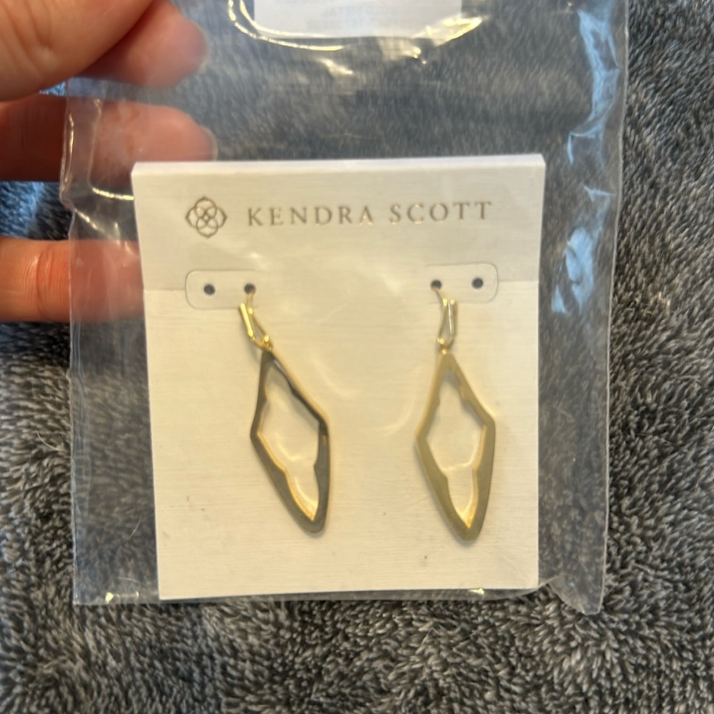 Never worn - Kendra Scott earrings